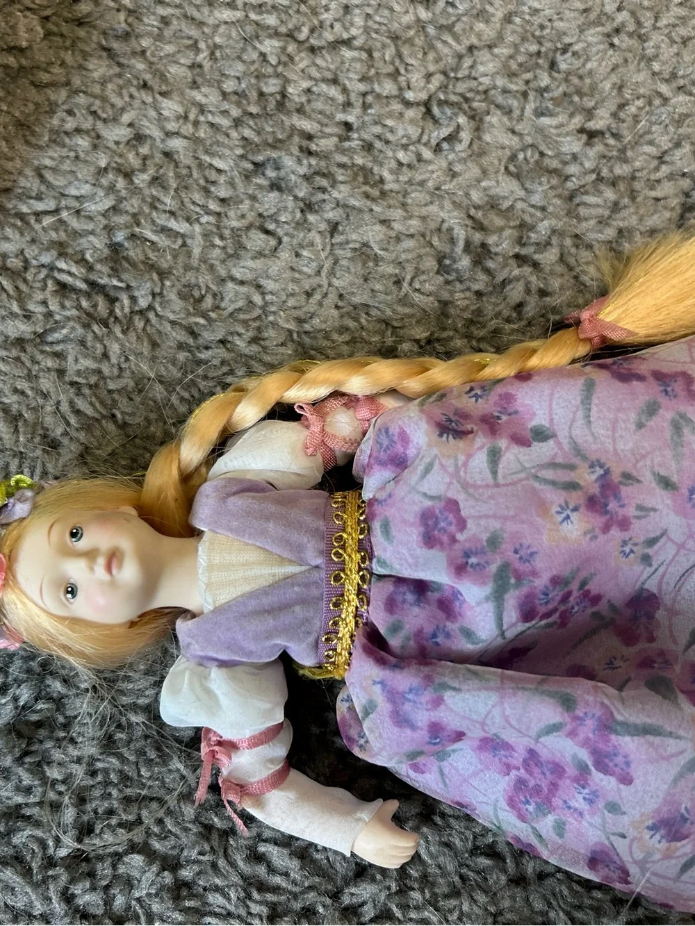 VTG 1986 Avon Rapunzel Fairy Tale Collection Porcelain Doll ✨